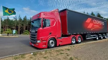 A foto mostra uma carreta da Cooper10