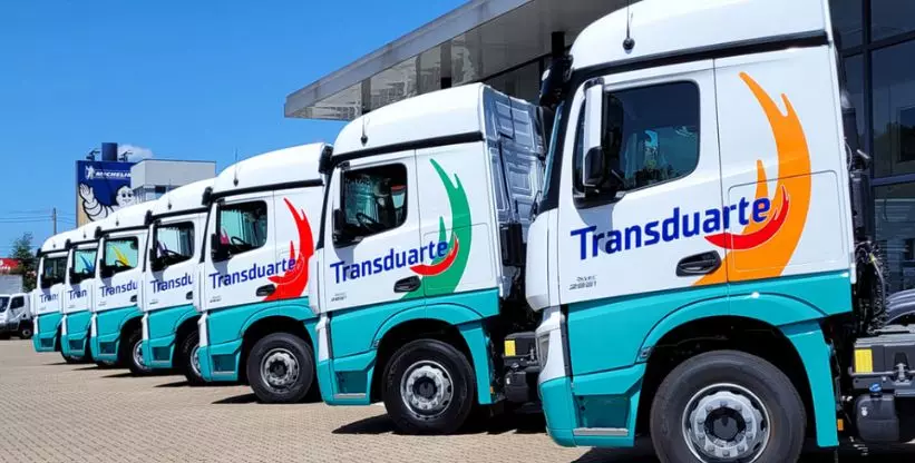 A foto mostra a frota da empresa Transduarte