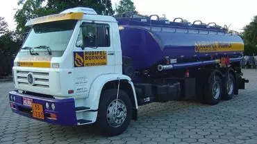 A foto mostra um caminhão da Rudipel Rudnick Petróleo