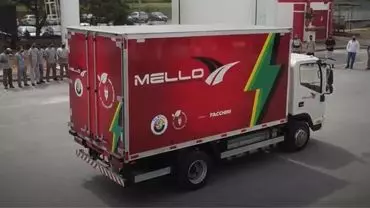 A foto mostra um caminhão da Mello Transportes