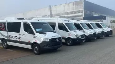 A foto mostra a frota de vans da Vanstour