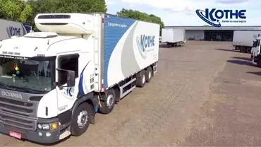 A foto mostra um caminhão da Kothe Transportes