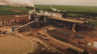 A foto mostra a usina e carretas da Tietê Agroindustrial