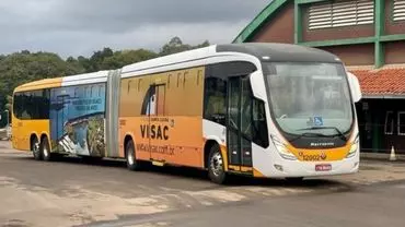 A foto mostra um ônibus da VISAC - Viação Santa Clara