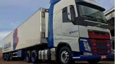 A foto mostra uma carreta da Rodoviário Crismara