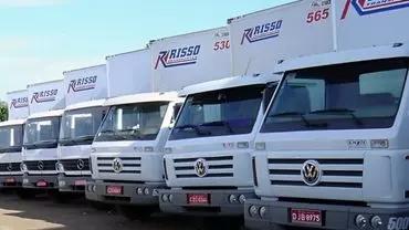 A foto mostra a frota de caminhões da Risso Transportes