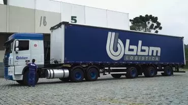 A foto mostra uma carreta da bbm Logística