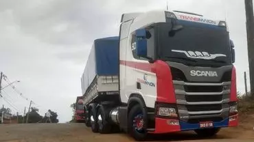 A foto mostra uma carreta da Transmaion
