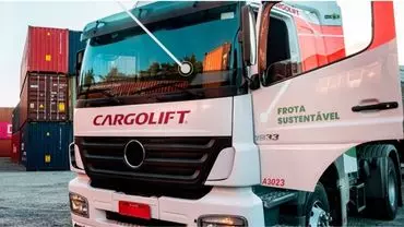 A foto mostra um caminhão da Cargolift