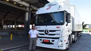 A foto mostra uma carreta da Jamef