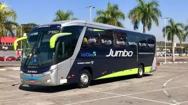 A foto mostra um ônibus da Jumbo Turismo