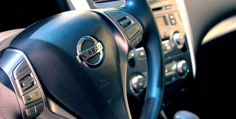 A foto mostra um volante de um veículo Nissan