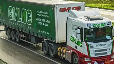 A foto mostra uma carreta da GMLOG Transportes