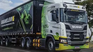 A foto mostra uma carreta da Graneleiro Transportes
