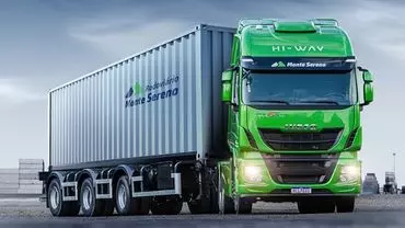A foto mostra uma carreta porta container da Rodoviário Monte Sereno