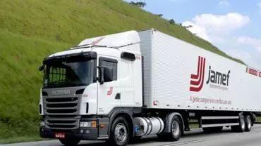 A foto mostra uma carreta da Jamef Encomendas Urgentes