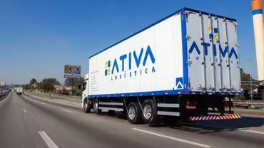 A foto mostra uma carreta da Ativa Logística