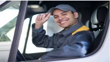 A foto mostra um motorista da Fadel dentro de um veículo