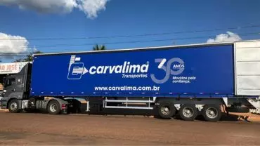 A foto mostra uma carreta da Carvalima Transportes