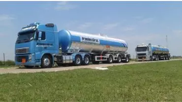 A foto mostra uma carreta da irmãos Gral Transportes