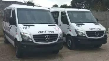 A foto mostra 2 vans da Vanstour