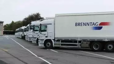 A foto mostra uma frota de caminhões da Brenntag