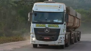 A foto mostra uma carreta da Transportadora Brasil Central