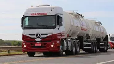 A foto mostra um bitrem do Grupo Veronese