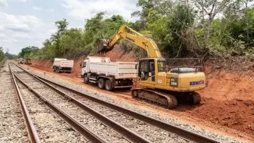A foto mostra caminhões da Construtora Terraço