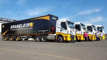A foto mostra 3 carretas da Graneleiro Transportes