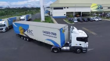 A foto mostra uma carreta da REC Transportes