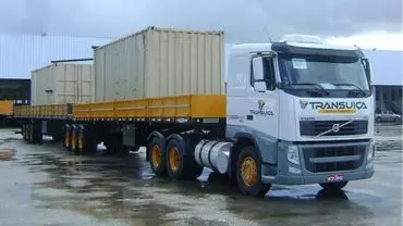 A foto mostra uma carreta da Transuiça