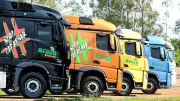 A foto mostra uma parte da frota de caminhões da Transportadora Brasil Central