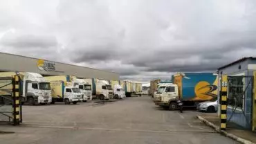 A foto mostra a frota de caminhões da REC Transportes