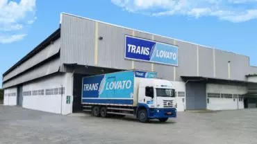 A foto mostra um caminhão da Transportes Translovato