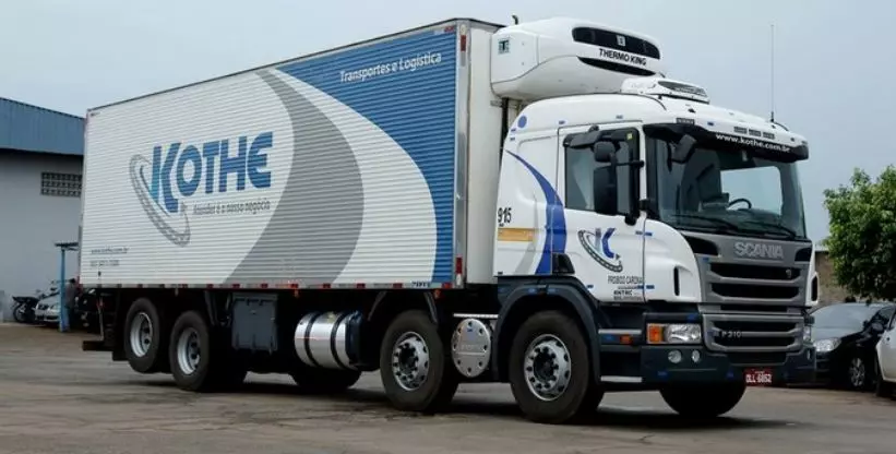 A foto mostra um caminhão da Kothe Transportes