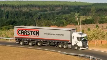 A foto mostra uma carreta da Carsten Serviços