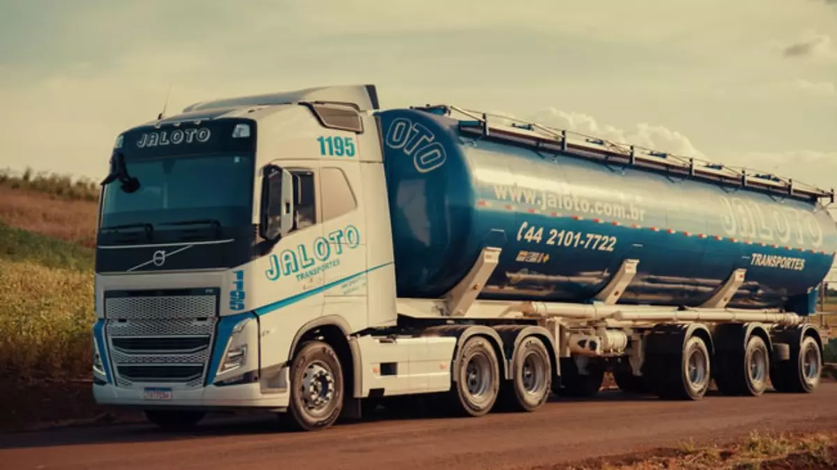 Caminhão da frota da empresa Jaloto Transportes