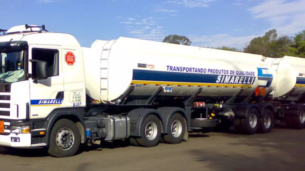 Caminhão da frota da empresa Simarelli Distribuidora de Derivados de Petróleo 