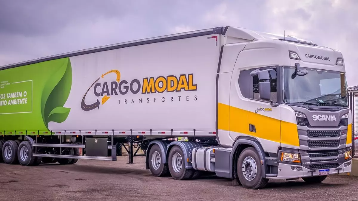 Caminhão da frota da empresa Cargo Modal Transportes