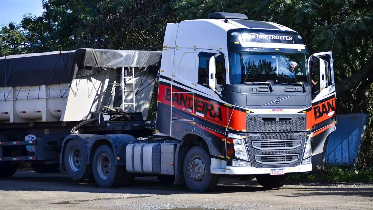 A foto mostra uma carreta da Bandeira Transportes