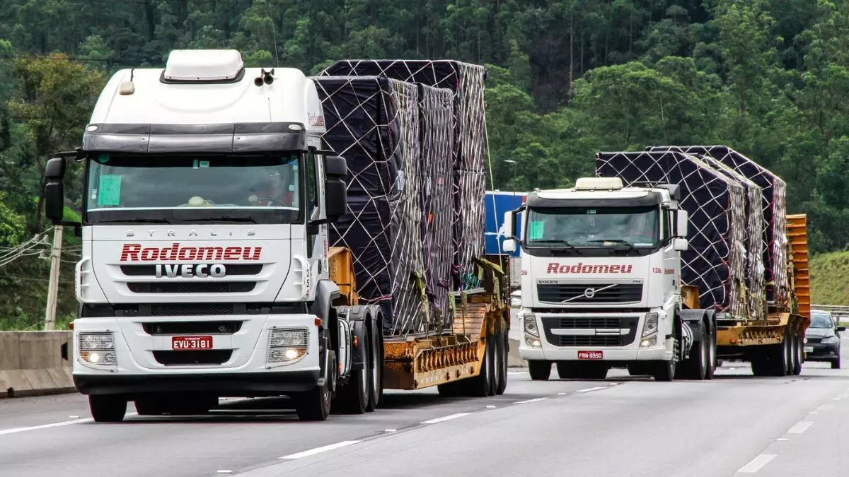 A foto mostra duas carretas da Rodomeu