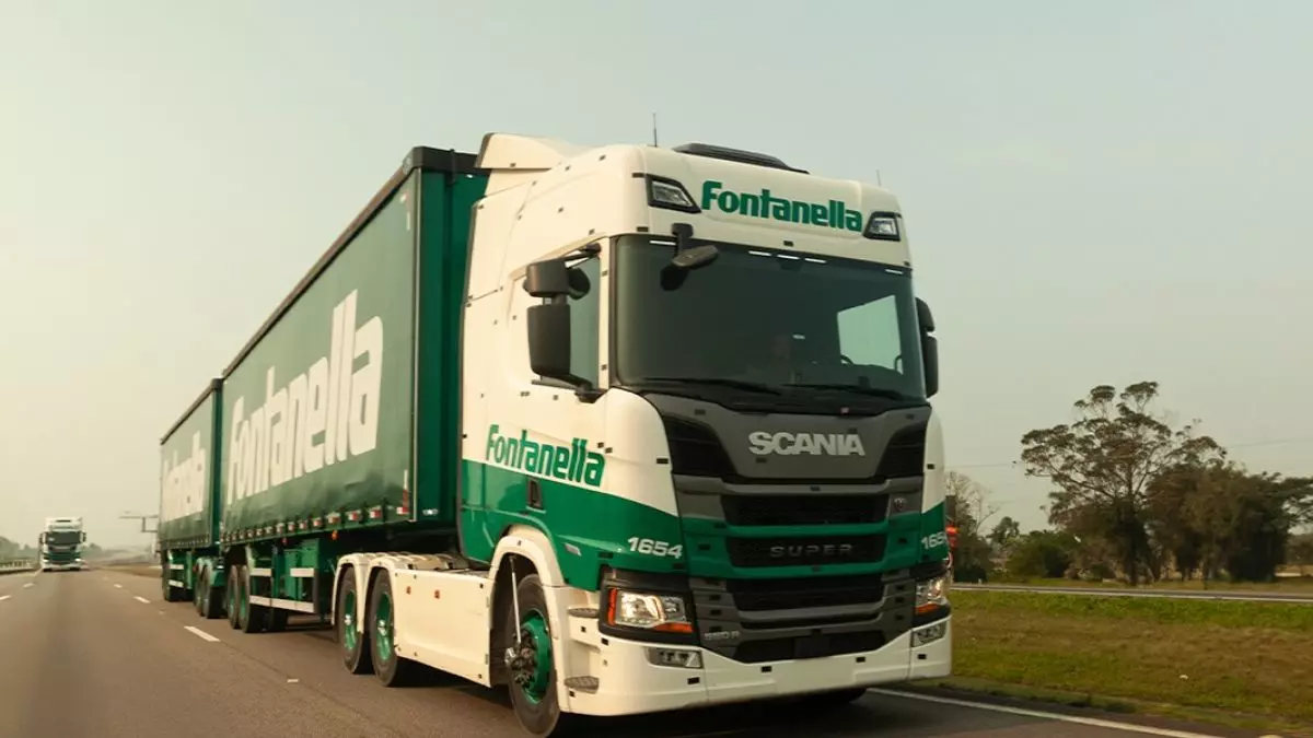 A foto mostra uma carreta da Fontanella Transportes