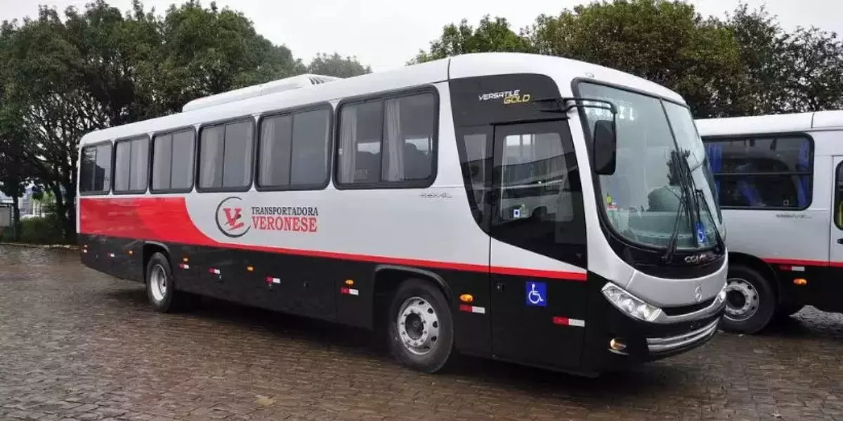 A foto mostra um ônibus da Viação Veronese