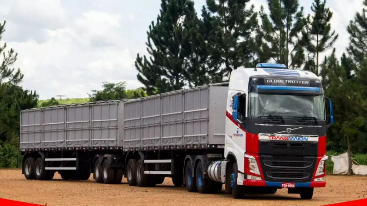 A foto mostra um bitrem da Transmaion