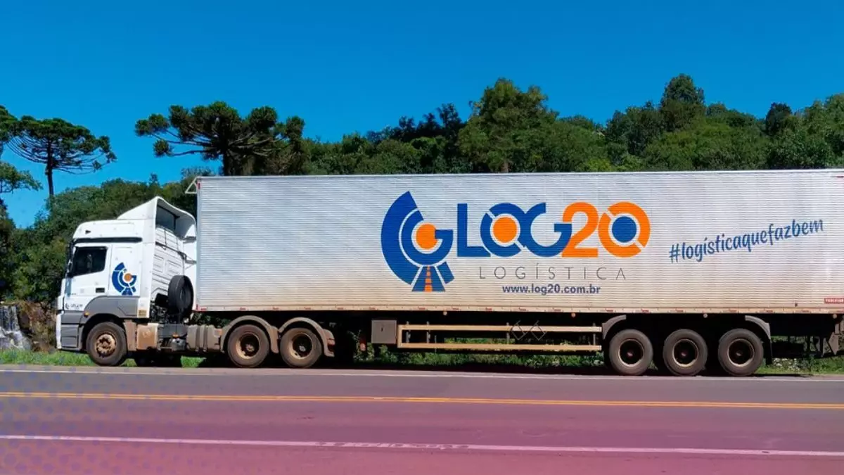 A foto mostra uma carreta da Log20 Logística