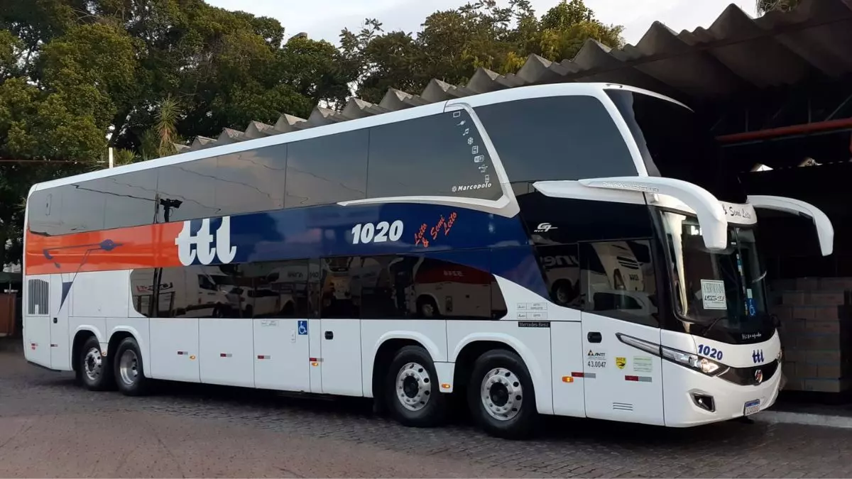 A foto mostra um ônibus da TTL Transportes