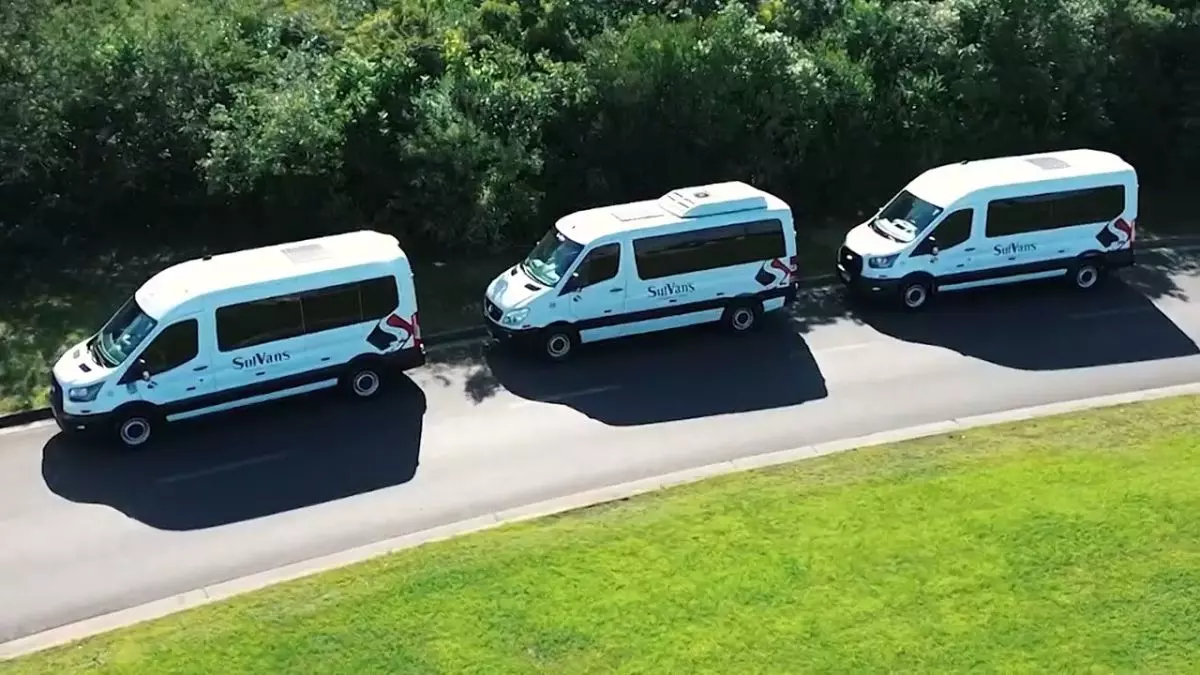 A foto mostra uma frota de vans da SulVans