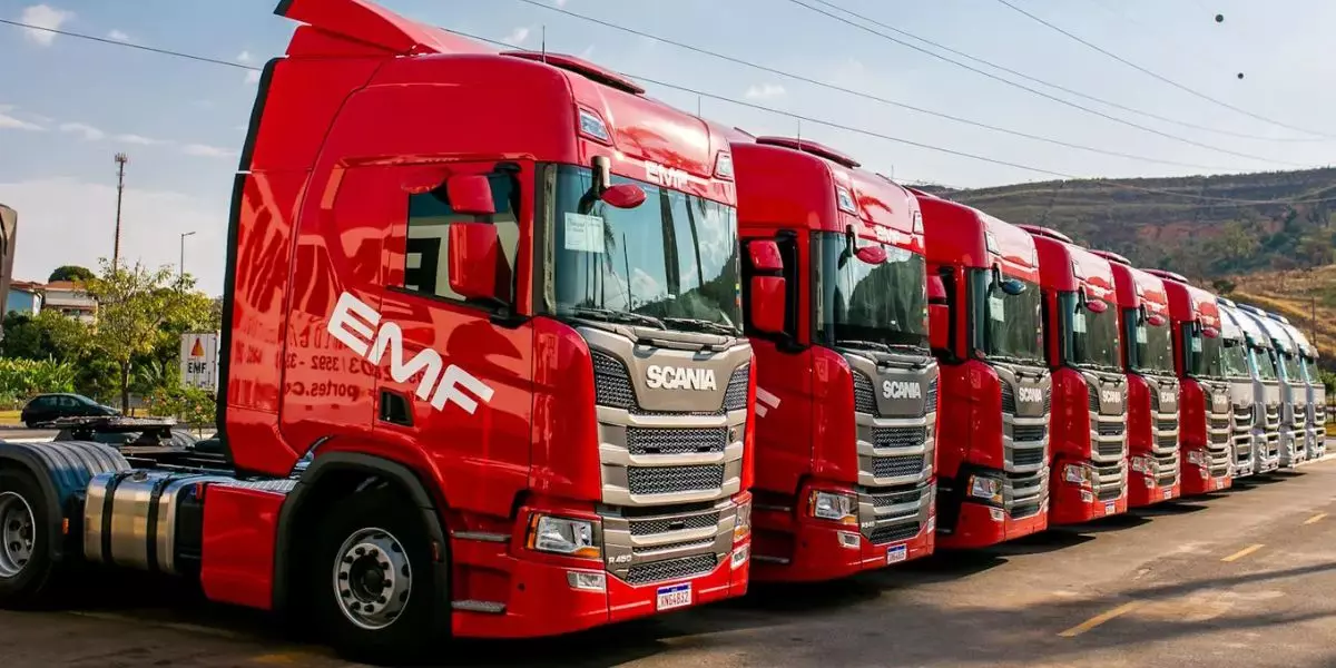 A foto mostra uma frota do Grupo EMF Logística