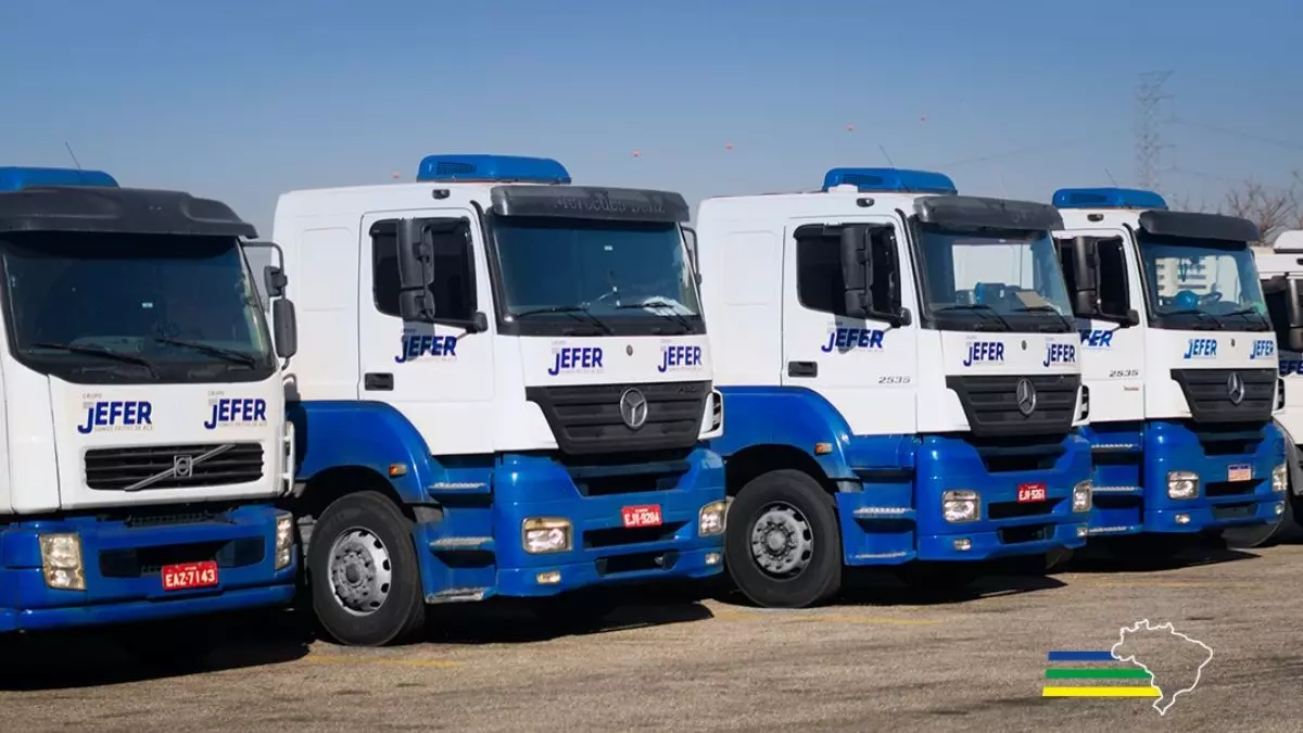 A foto mostra uma frota de caminhões do Grupo Jefer